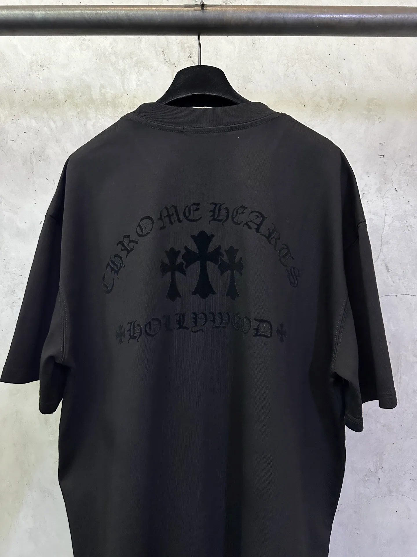 P270 Chrome Hearts 25ss cross flocking printed round neck short-sleeved T-shirt. Fabric is high-definition, super heavyweight cotton, double yarn compact Xinjiang cotton, weight 400g, matched with 2*2 Salona ribs 420g, clean cloth, clear cloth texture, tight feel, stiff, high color fastness, no deformation, no discoloration, custom hardware, thread, accessories, alignment, same style for men and women -Color: black white Gray -Size: XS S M L XL